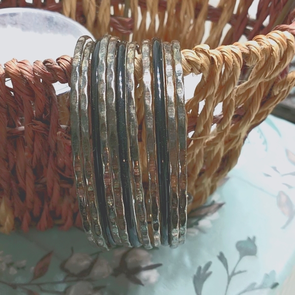 Gorgeous cuff bracelet - Picture 1 of 3